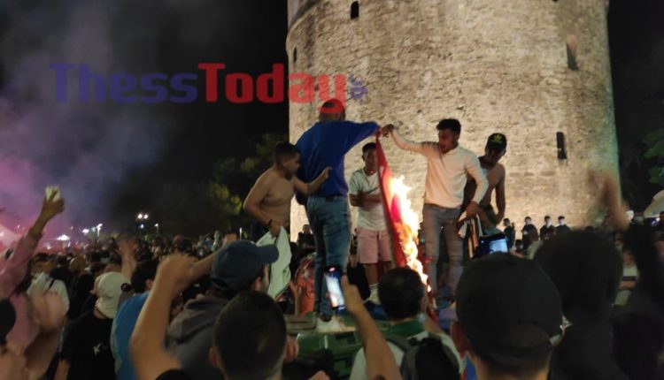 ΚΟΜΠΛΕΞΙΚΟΙ! Οπαδοί του ΠΑΟΚ έκαψαν τη σημαία του Ολυμπιακού στον Λευκό Πύργο-photo