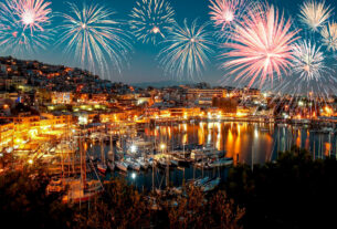 Πειραιάς: Με φαντασμαγορική "Βροχή" πυροτεχνημάτων γιόρτασε την Ανάσταση-video