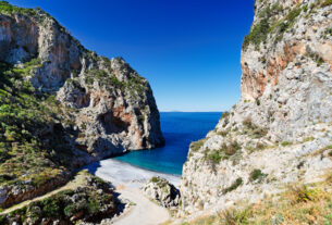 Βύθουρη: Η παραλία με το σπάνιο φαινόμενο στην Εύβοια