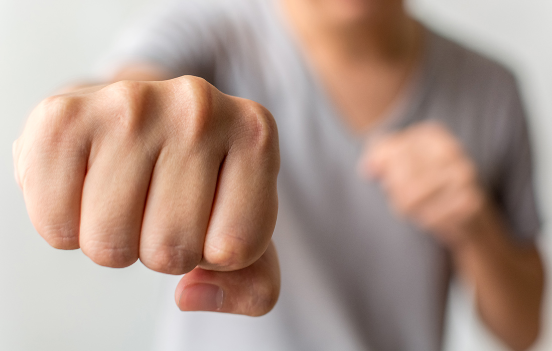 Βρήκε δηλητηριασμένα τα σκυλιά του και έδειρε τον γείτονα