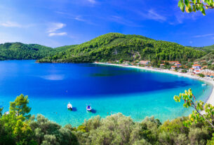 Σκόπελος: Το νησί με τις εξωτικές παραλίες-video