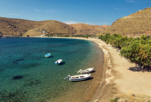 Το νησί δίπλα στην Αθήνα που έχει μία παραλία για καθεμία μέρα του καλοκαιριού