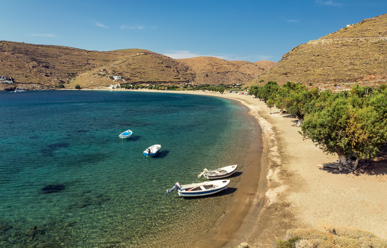 Το νησί δίπλα στην Αθήνα που έχει μία παραλία για καθεμία μέρα του καλοκαιριού