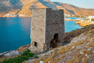 Το ελληνικό νησί με τους 76 πύργους και η επικοινωνία με… καπνό-video
