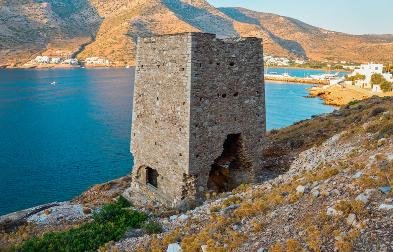 Το ελληνικό νησί με τους 76 πύργους και η επικοινωνία με… καπνό-video