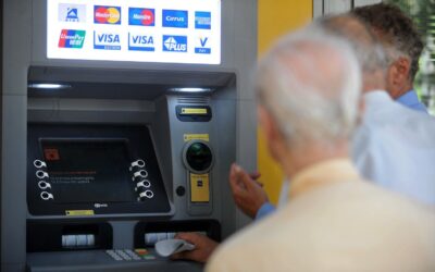 Βίντεο-Ντοκουμέντο: Έτσι σας κλέβουν την κάρτα στο ATM, χωρίς να τους καταλάβετε!