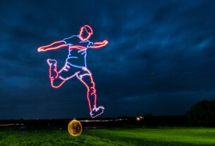 Ζωγράφισε στον ουρανό έναν ποδοσφαιριστή, χρησιμοποιώντας drones