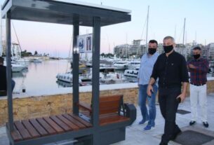 Πειραιάς: Ο Δήμος τοποθέτησε τα πρώτα «έξυπνα» ενεργειακά παγκάκια υποστήριξης ΑμεΑ