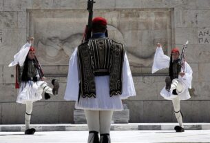 Μεθυσμένος ΟΥΚας πήγε να αρπάξει το όπλο Εύζωνα στην Ηρώδη Αττικού!