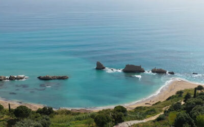 Αρτολίθια: Η μαγική παραλία με τους φυσικούς κυματοθραύστες