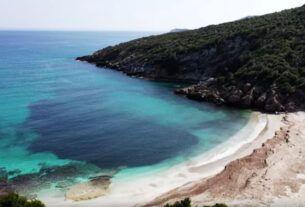 Η παραλία "Μάγειρας" με τα κρυστάλλινα νερά και την ψιλή άμμο