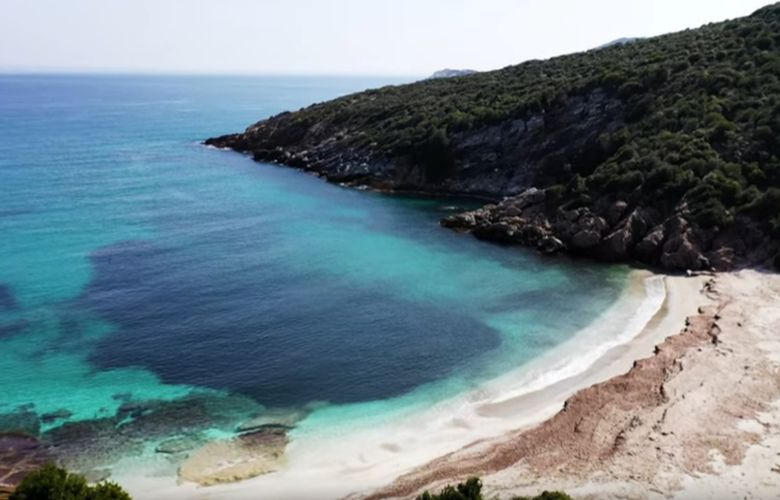 Η παραλία "Μάγειρας" με τα κρυστάλλινα νερά και την ψιλή άμμο