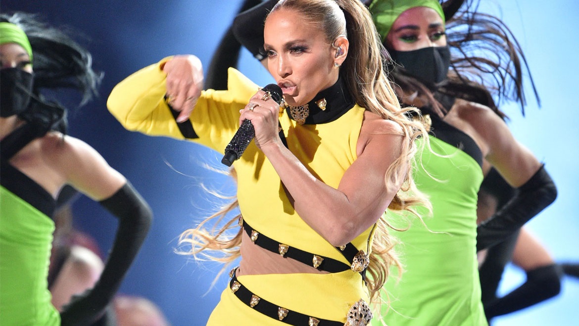 Οι 3 ασκήσεις της Jennifer Lopez για καλογυμνασμένους κοιλιακούς