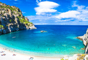 Κάρπαθος: Ονειρεμένες διακοπές στο νησί με τις 100 παραλίες