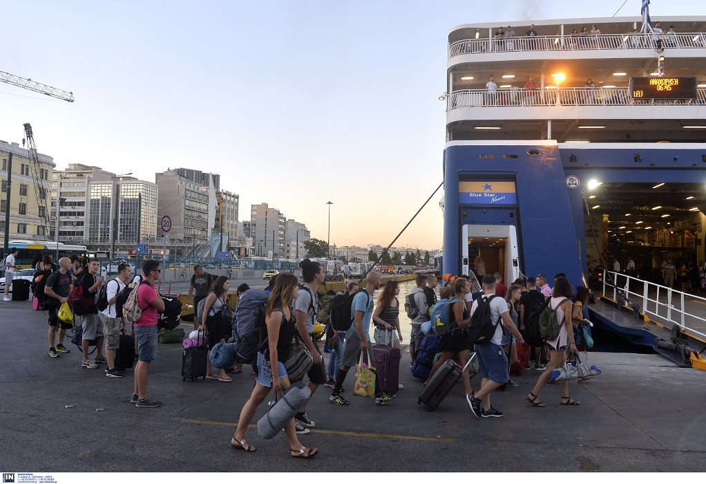 Αυξημένη η κίνηση στο λιμάνι του Πειραιά– Πώς ταξιδεύουμε πλέον με πλοίο