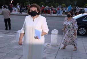 Χαμός με το tweet για Μενδώνη και Παναγιωταρέα! Το ψυγείο, το κλινοσκέπασμα και η πατερίτσα! «Μωρ’ τι ζούμε;» Κλάμα με Μωραΐτη