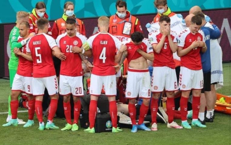 ΣΟΚ στο Euro 2020: Ο Δανός ποδοσφαιριστής Έρικσεν κατέρρευσε την ώρα του αγώνα – Μάχη να κρατηθεί στη ζωή