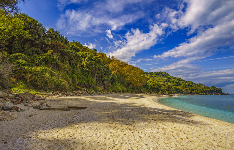 Η εξωτική θάλασσα που δεν πας με πλοίο – Πώς θα τη βρεις