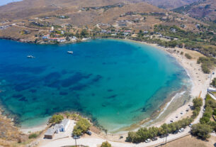 Τζιά: Η φανταστική παραλία του Οτζιά με τα ρηχά νερά και τη χρυσή άμμο (video)