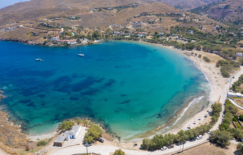 Τζιά: Η φανταστική παραλία του Οτζιά με τα ρηχά νερά και τη χρυσή άμμο (video)