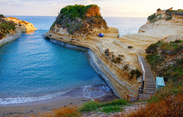 Ιόνιο Πέλαγος: Η παραλία της αγάπης για ελεύθερους και ζευγάρια