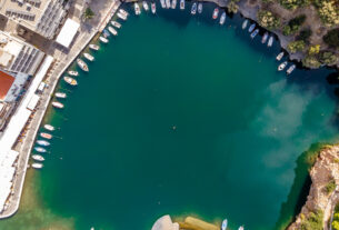 Κρήτη: Η λίμνη Βουλισμένη με τον ιδιαίτερο μύθο που τη συνοδεύει