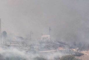 Μεγάλη φωτιά στην Πάρο! Καπνοί έχουν σκεπάσει το νησί (video)
