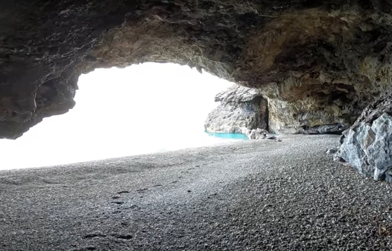 Εύβοια: Η παραλία Αμανάκι που μοιάζει με… σπηλιά 