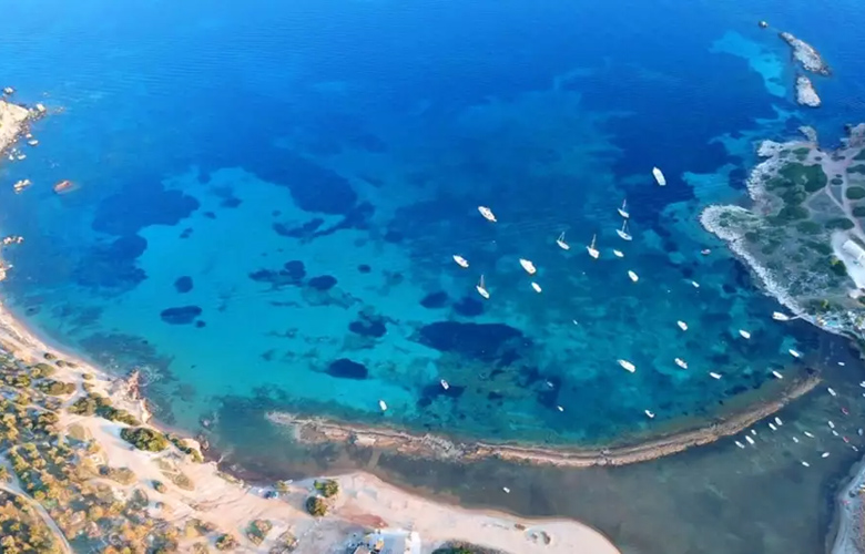 Οι παραλίες σαν διαμάντια μια… ανάσα από την Αθήνα