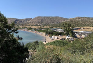 Χάρακας: Η παραλία της Αττικής που κάνει τη διαφορά