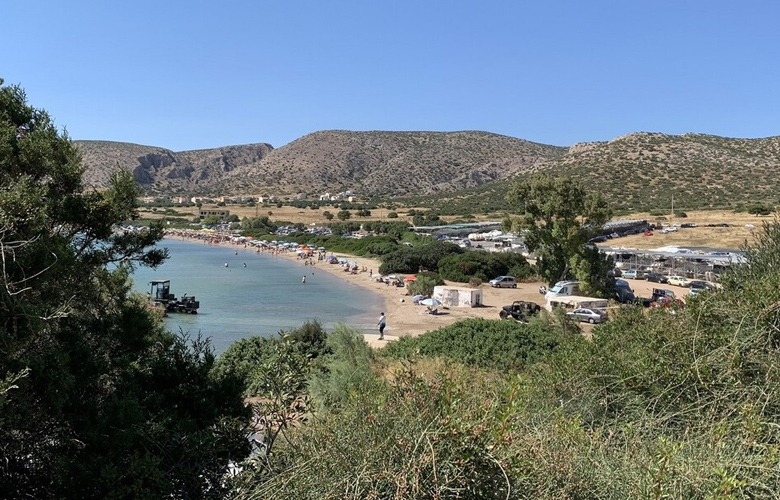 Χάρακας: Η παραλία της Αττικής που κάνει τη διαφορά