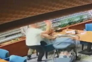 Τρόμος σε καφετέρια: Ξυλοκοπά την πρώην γυναίκα του μπροστά στο μωράκι τους! (βίντεο)