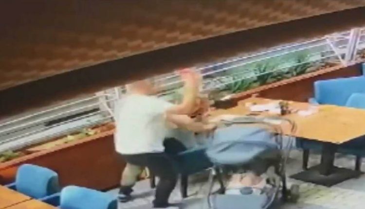Τρόμος σε καφετέρια: Ξυλοκοπά την πρώην γυναίκα του μπροστά στο μωράκι τους! (βίντεο)