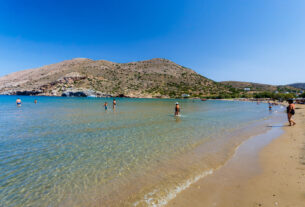 Σύρος: Η παραλία του Γαλησσά με το ιδιαίτερο χαρακτηριστικό