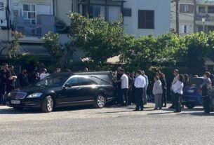 Τάσος Μπερδέσης: Στην ιδιαίτερη πατρίδα του κηδεύτηκε ο πυγμάχος που εκτέλεσαν στην Βάρη (video))