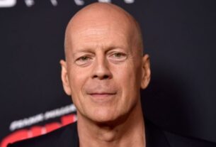 Ύδρα: Ο Bruce Willis κάνει βόλτα στα γραφικά σοκάκια του νησιού (video)