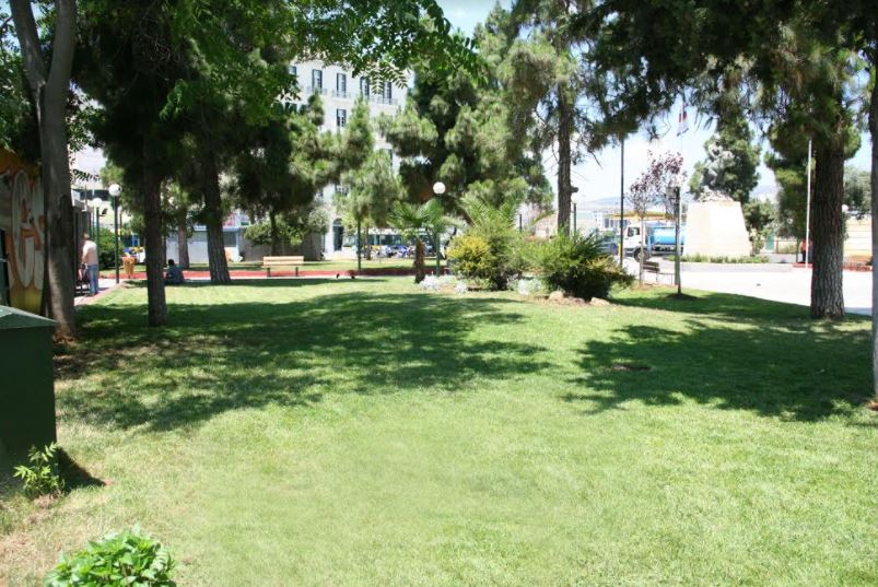 Δήμος Πειραιά: Αναπλάσεις πρασίνου και φυτεύσεις εποχιακών λουλουδιών