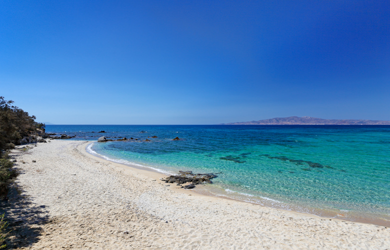 Νάξος: Τα κρυστάλλινα νερά στο Καστράκι καθαρίζουν και την… σκέψη