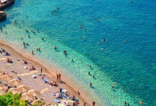 Μια… ανάσα από την Αθήνα 3 εντυπωσιακές παραλίες της Πελοποννήσου