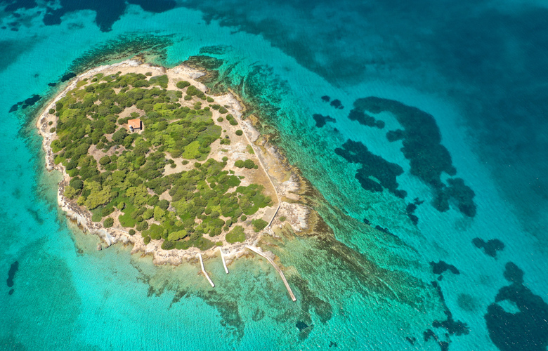 Πεταλιοί: Η παραλία που βρίσκεται… σε κρατήρα και σε αφήνει άφωνο (φωτο-βίντεο)