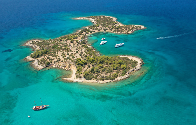 Χηνίτσα: Ο ονειρικός κόλπος με τα γαλάζια νερά στην Αργολίδα (video)