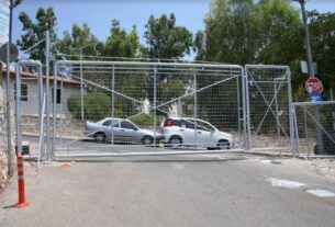 Δήμος Πειραιά: Τοποθετήθηκαν πόρτες εισόδου στις παραλίες Βοτσαλάκια και Φρεαττύδα