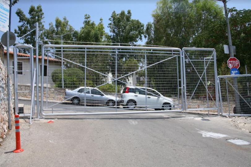 Δήμος Πειραιά: Τοποθετήθηκαν πόρτες εισόδου στις παραλίες Βοτσαλάκια και Φρεαττύδα