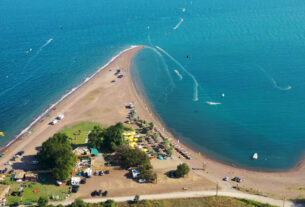 Φάρος: Η αμμόγλωσσα μοναδικής ομορφιάς στην παραλία Ράχες της Λαμίας (video)