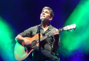 Κατράκειο Νίκαια: Ο Σωκράτης Μάλαμας συγκινημένος διέκοψε τη συναυλία για 7χρονη Παναγιώτα (video)