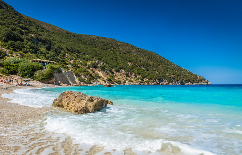 Βούτι: Η άγνωστη ονειρική παραλία με τα γαλάζια νερά