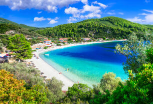 Σκόπελος: Μια παραλία-όαση με δέντρα στη θάλασσα και γαλαζοπράσινα νερά