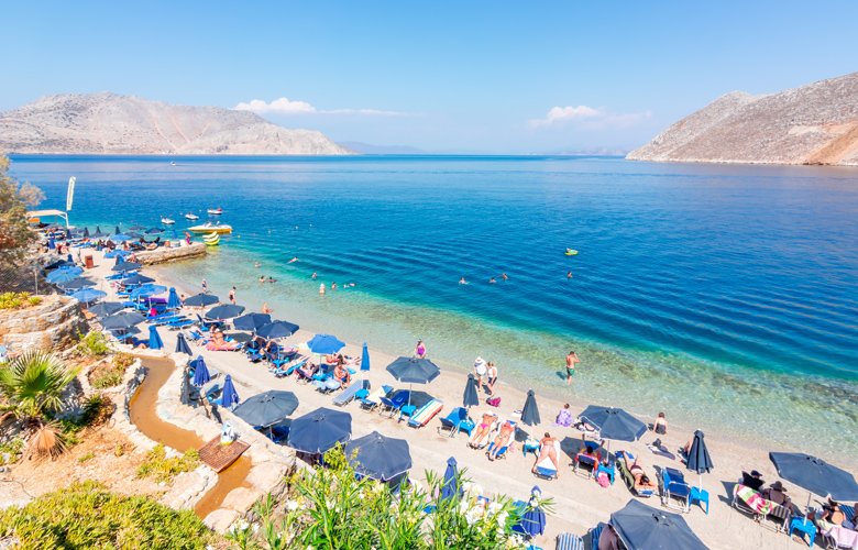 Νος: Πού βρίσκεται η εντυπωσιακή παραλία με τις τρεις διαφορετικές αποχρώσεις