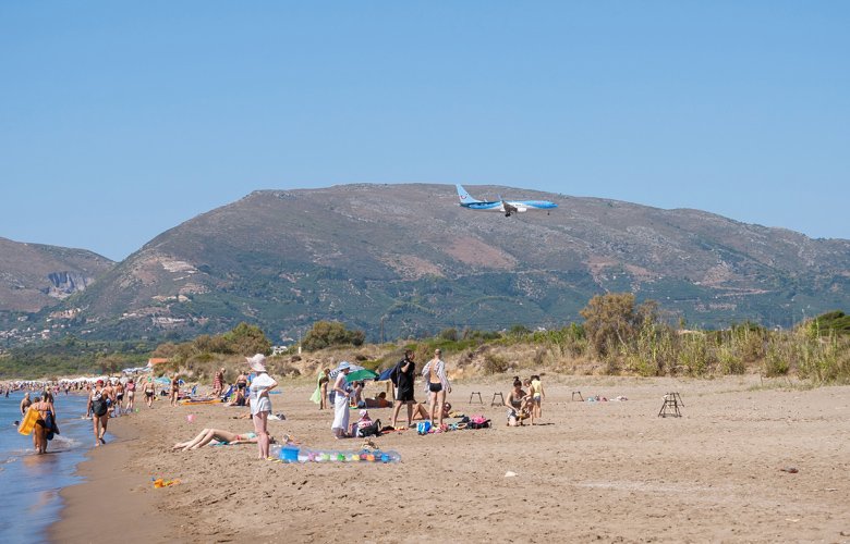 Καλαμάκι: Η παραλία που τα αεροπλάνα πετούν λίγα μέτρα πάνω από το κεφάλι σου