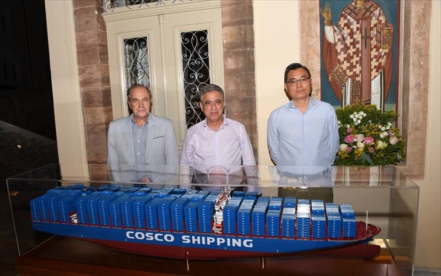 ΟΛΠ: Προσφορά συμβολικού δώρου από την Cosco Shipping στο Ναυτικό Μουσείου Χίου